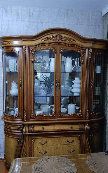 isiq generatoru: Klassik vitrin-bufet - Material: təbii ağac üzlüklü korpus, oyma — 2