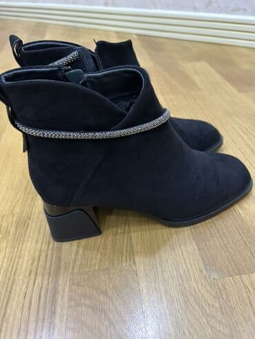 Çəkmələr: Qadın botları – qara rəng, zərif dizayn - Model: qısa qol­lu, yan — 1