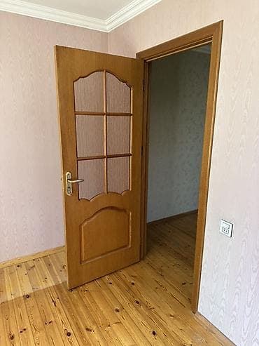 pendir: Taxta otaq qapısı – şüşəli modellə - Material: təbii ağac (açıq qoz — 1