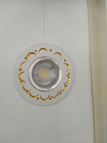 lampa: Dairəvi, ağ rəngli, qızılı naxışlı tavan lampası. Otağa zərif bir — 1