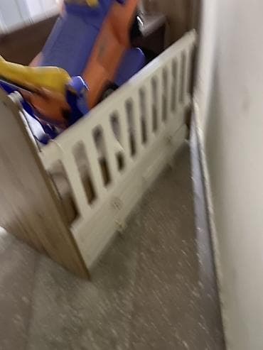 yatag taxti: Uşaq beşiyi – taxta karkaslı, yanları ağ barmaqlıqla. Təbii ağac — 3