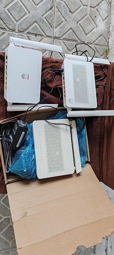 Üç ədəd Huawei markalı ağ rəngli simsiz router təklif olunur. Bu