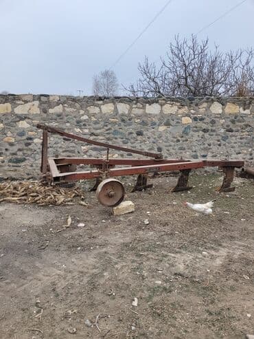işlənmiş kotanlar: Yerdə istifadə olunan bu metal kənd təsərrüfatı kotanı torpağı — 2