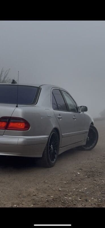 Коммерческий транспорт: Mercedes-Benz E‑Class sedan (W210) – gümüş rəng. Xüsusiyyətlər: - — 2