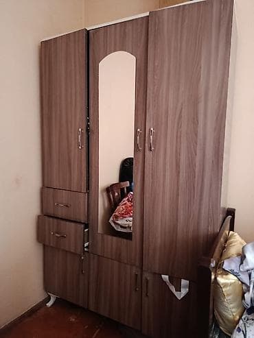 Dolab – 80 AZN. Çox təcili satılır. Ünvan: Sovetski, 50 sv. Nəzrin
