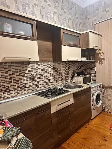 kuxna skaf: Mətbəx mebeli dəsti - Üst və alt dolablar: ağ/krem və qəhvəyi ağac — 1