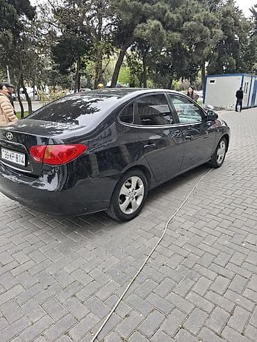 hyundai genesis: Hyundai Elantra sedan - Gövdə: 4 qapılı sedan, qara rəng - — 5
