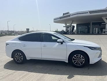 BYD: BYD sedan – ağ rəng, müasir dizayn və aerodinamik siluet. Xarici — 3
