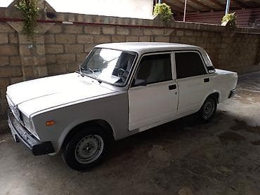 VAZ 2107, ağ rəng, sedan kuzov. Xüsusiyyətlər: - Klassik künc faralı