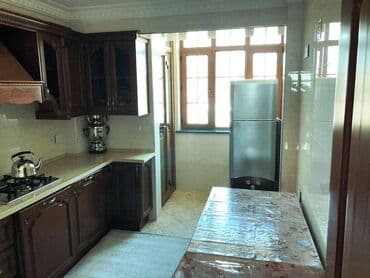 yeni guneslide satilan evler unvan az: Bakı, 3 otaqlı, Köhnə tikili, m. Sahil, 110 kv. m — 4