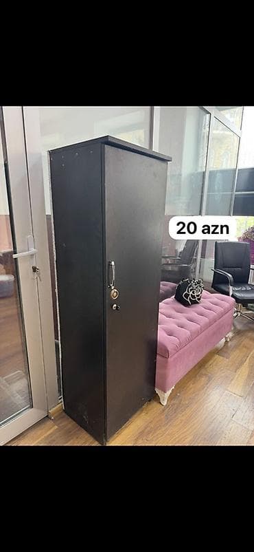 - Qara rəngli hündür şkaf – tək qapılı, metal qulflu və açarlı. Düz