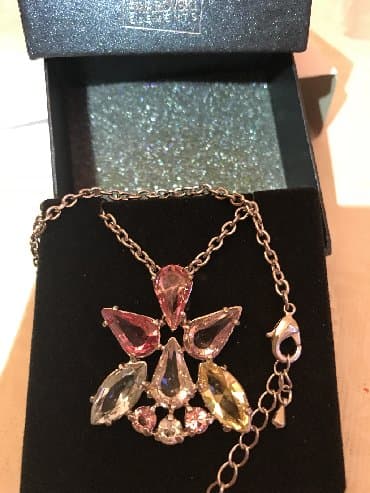 Кулон с камнями SWAROVSKI на цепочке lalafo.az -da Кулон с камнями SWAROVSKI на цепочке