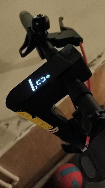 elektirikli skutur: Elektrikli skuter üstündə sunka hədiyyə və işıq siqnal scooter terin — 8