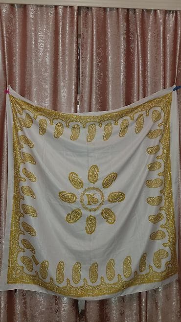 Munasib Məhsul: Kvadrat formalı şallar dəsti - Dizayn: Şərq “buta”