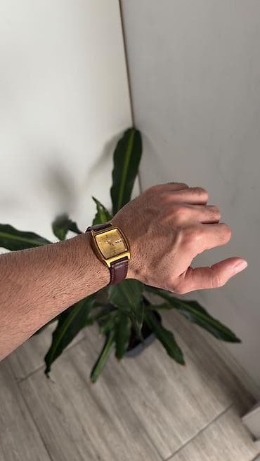 elektiron saat: 1980-ci illərin orjinal yapon saatı. Sapfir şüşə. Qolda enerji yığır — 7