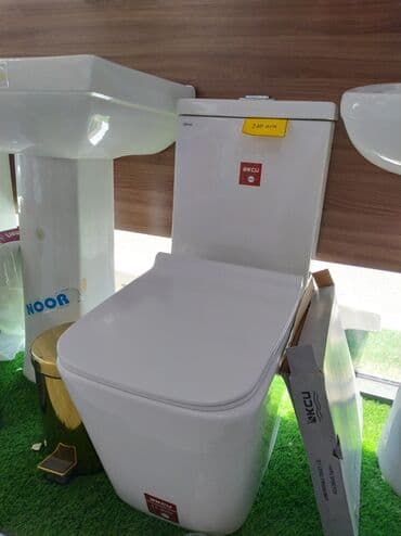 xəstə üçün unitaz: Bütün vahid ağ rəngli tualet, müasir dizaynlı kvadrat formalı oturacaq — 1