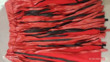 Ağ rəngli qadın qısa topu. Dairəvi yaxalı və qolsuz dizayna malikdir — 5