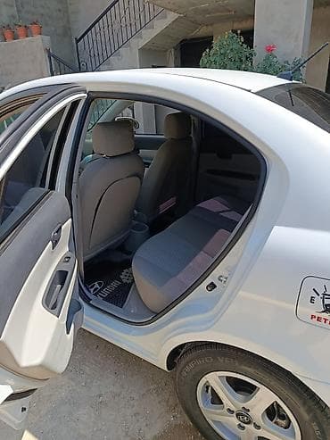 passat disk: Hyundai Accent (sedan), ağ rəng. Texniki xüsusiyyətlər və təchizat: - — 8
