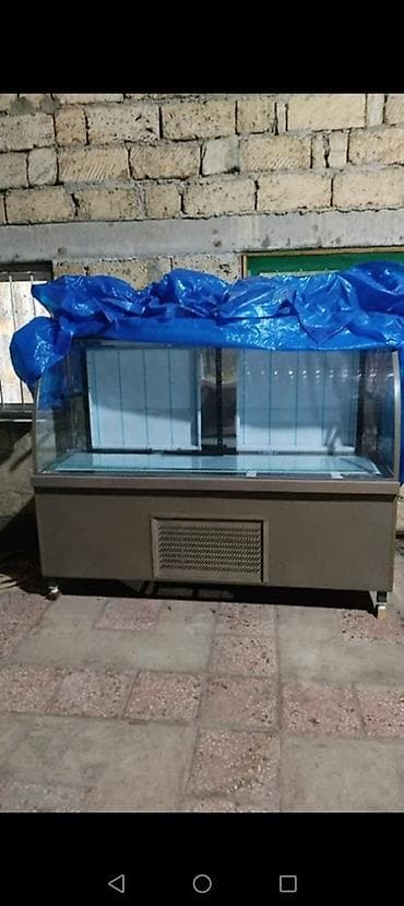 vitrin panel: Soyuduculu vitrin – şüşə önlü, geniş səthli nümayiş vitrinidir. Alt — 1