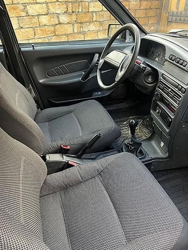 şüşe: Lada Samara sedan, gümüşü rəng. - Kuzov: 4 qapı, ön və arxa bamperlər — 6