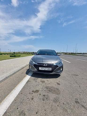 Hyundai Elantra: 2 l | 2019 il Sedan