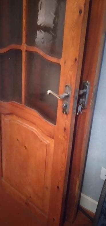 2 eded taxta qapi. İkisi 70 manat. Eni 75 sm, uzunlugu 194 sm