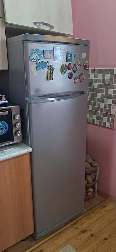 Gümüş rəngli iki qapılı soyuducu - Üst hissədə ayrıca dondurucu