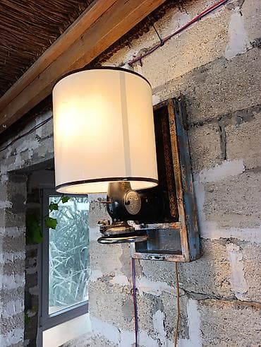 mona: Unikal divar lampası – köhnə tikiş maşını korpusu və vintaj taxta baza — 5
