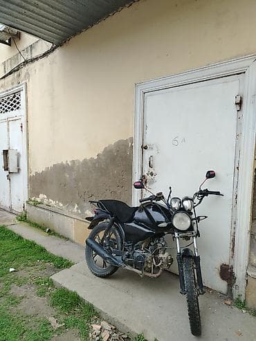 maped: Qara rəngli şəhər/enduro tərzli motosiklet - Rəng: qara, minimalistik — 6