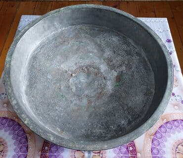 qədim əşyaların satışı: Qədimi mis tas (teşt, həmçinin, tava). 1800-cü illərin sonuna aiddir — 1