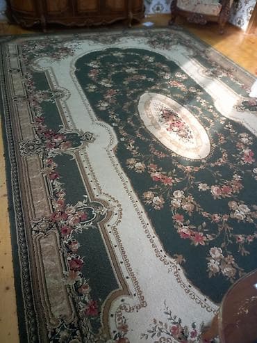 çiçi xalçası: Xalça – klassik güllü naxışlı - Rənglər: tünd yaşıl fon, krem və bej — 1