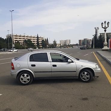 Opel Astra: 1.6 l | 2000 il 350000 km Sedan