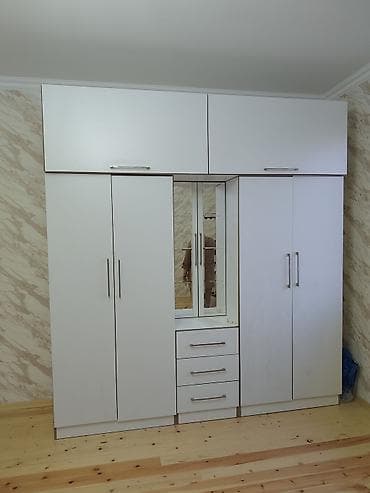 tumbuçkalar: Ağ rəngdə yataq otağı mebel dəsti Tərkibi: - Geniş qarderob: 4 qapılı — 1