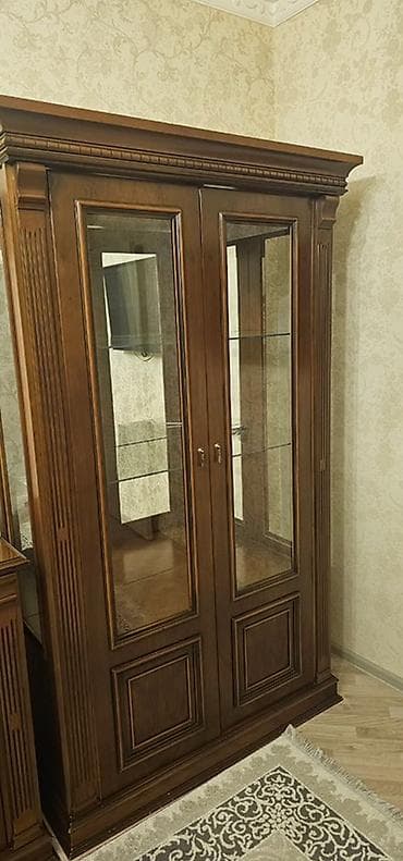 Klassik üslublu vitrin şkaf - Material: təbii ağac karkas, şüşə