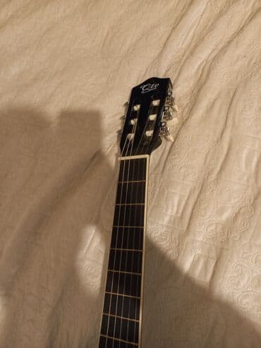 gitara şəkilləri: Qara klassik gitara – ZTE brendi - Korpus: parlaq qara rəng, ağ kənar — 3