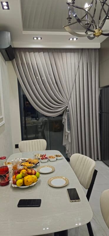 qeşeng şekiller: Qəşəng pərdələr otağa zəriflik qatır. Ağ tül pərdələr işığı yumşaq — 3