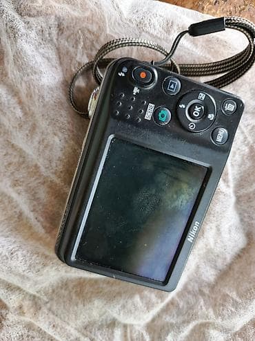 nikon d5200: Nikon COOLPIX rəqəmsal fotoaparat - Kompakt gövdə, gümüşü ön panel və — 2