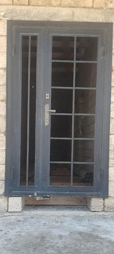 Metall qapı – iki bölməli, şüşə üçün qəfəssayağı panjurlu dizayn
