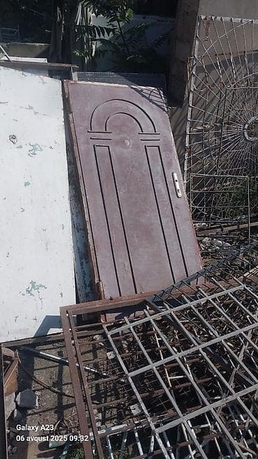 Müxtəlif dizayn və rənglərdə metal qapılar mövcuddur. Bu qapılar