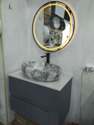 умывалка для лица: Mərmər naxışlı, oval formalı, üstü qoyulan lavabo. Qara mat rəngdə su — 1