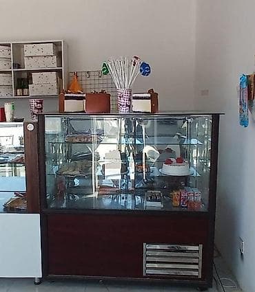 ad gunu ev dekoru: Soyuducu vitrin içi işiqlidir 120/50.hun 155 sm Tam işləkdir.Qiymet — 1