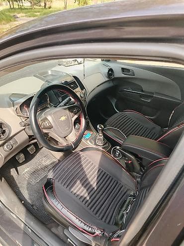 06 arxa faralari: Chevrolet Aveo sedan – qara rəng Texniki xüsusiyyətlər: - Ban: sedan — 6