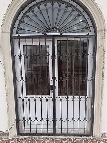 xonca qapilar: PVC giriş qapısı və dekorativ dəmir barmaqlıq dəsti - Material: Ağ — 1