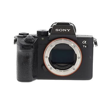 sony alpha 7: Sony Alpha a7 III güzgüsüz fotoaparat gövdəsi. Model üzərində “α 7 — 1