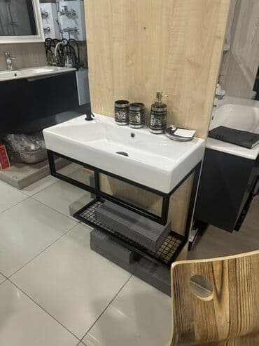 мойка шкаф для кухни: Ağ rəngli keramika Çanaq və iki geniş siyirməli ağ qapalı şkafı olan — 15