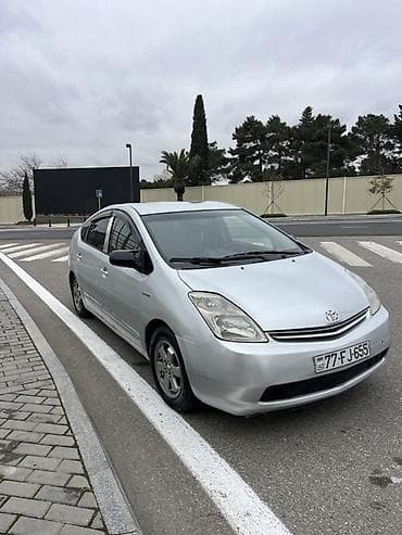 avto disklər: Toyota Prius (ikinci nəsil) – gümüşü rəng, hibrid liftbek. Texniki — 1
