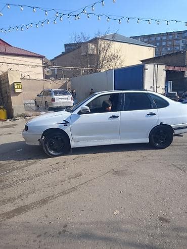 16 diski teker: Ağ rəngli 5 qapılı hetçbek avtomobil. Nömrə: 90-TB-516. 1600 qiymeti — 5