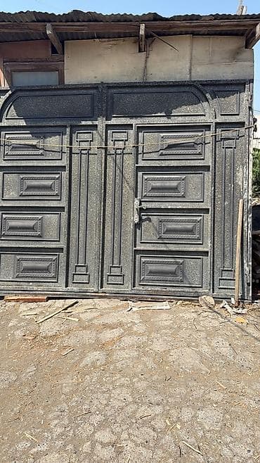 Dəmir darvaza – ikitərəfli açılan, giriş üçün ayrıca pəncərə-qapılı — 1