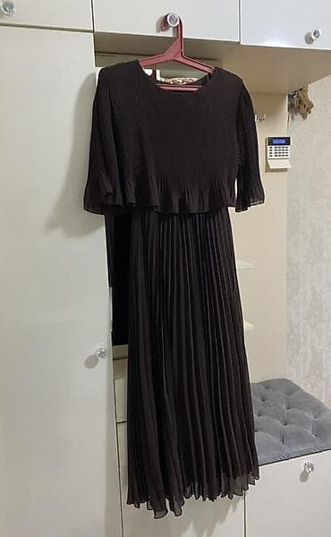 Qadın paltarı – qara rəng, pliseli dizayn - Model: Uzun, axıcı — 1