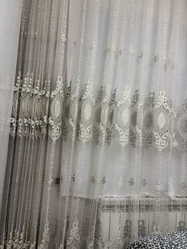 Жалюзи: Zərif naxışlı tül pərdə - Rəng: ağ–krem tonlarında, incə parıltılı - — 1